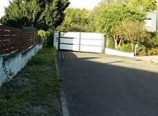 305994