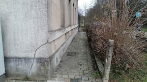 323670