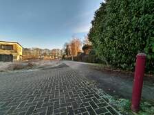 369058